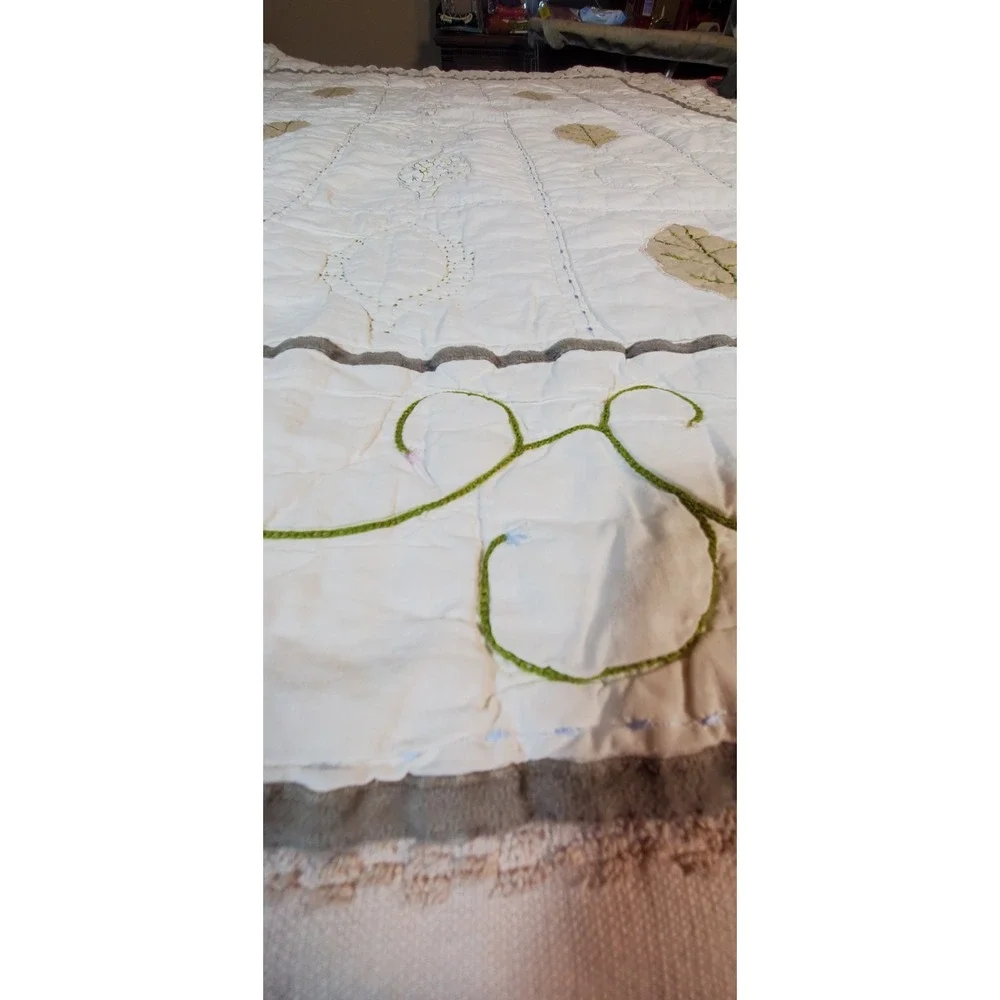 Vtg Handsewn Embroided Lap Quilt '70 Leaf‎ Motif - Need Minor Repair- 55x44